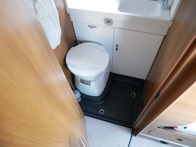 Knaus Van Tourer, Camas longitudinales, Techo elevable para dormir, Autom&aacute;tico de 9 velocidades. foto: 14