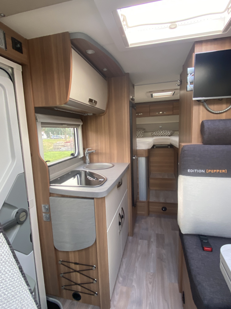 Weinsberg Pepper 600 Peugeot 163 PK, Half-integraal, 2 Lengte-bedden, Garage, Aut. schotel / LCD Camper Centrum On the Road aan de Noorderringweg 4 in Marum. foto: 11