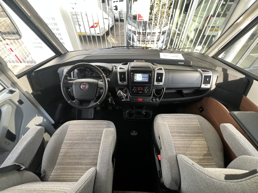LMC EXPLORER SPORTLINE 745 QUEENSBED+HEFBED 2X ZONNEPANEEL foto: 13