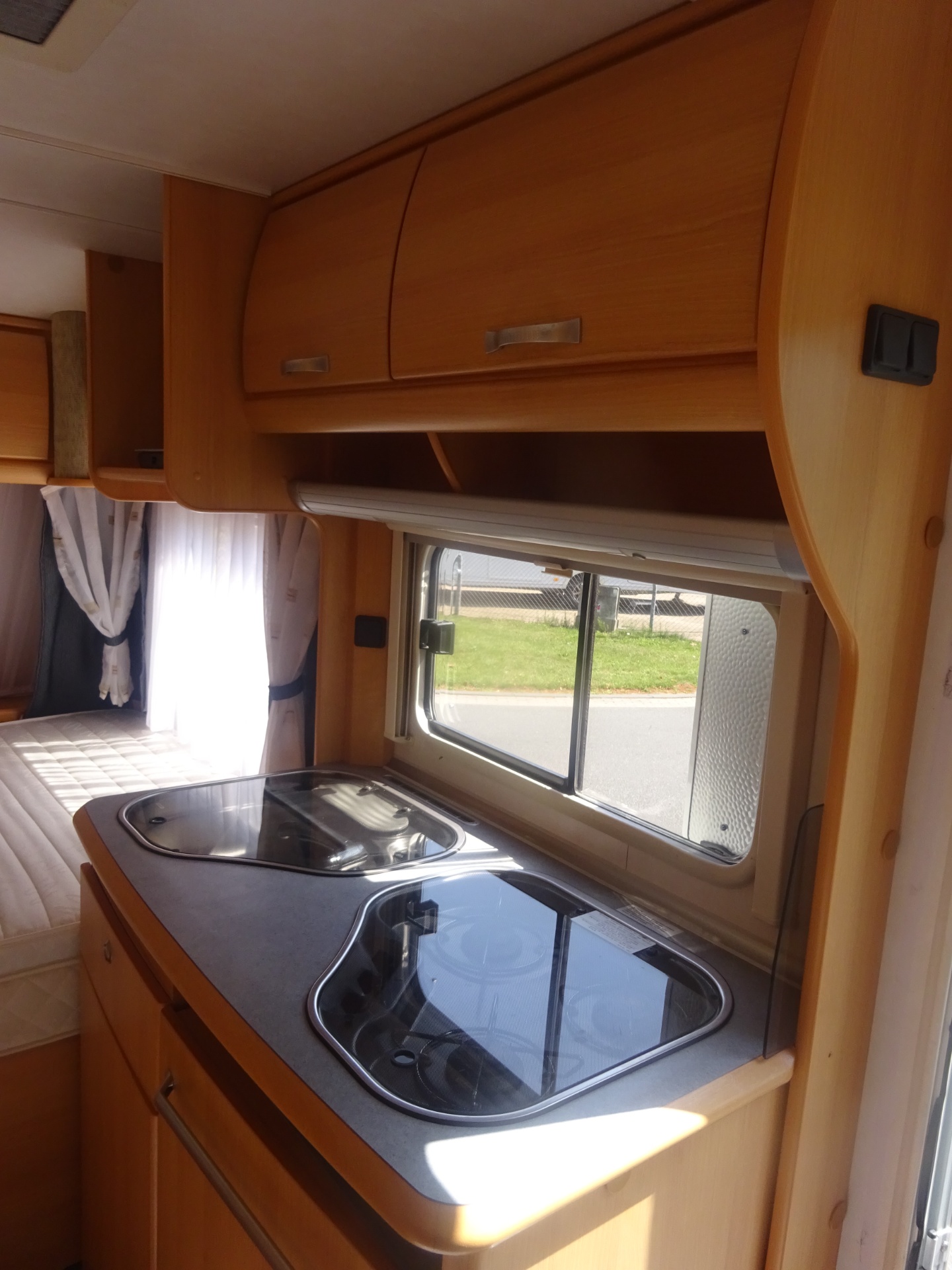 Tec Travelking 450 Met Vast Bed Mover en Airco foto: 18