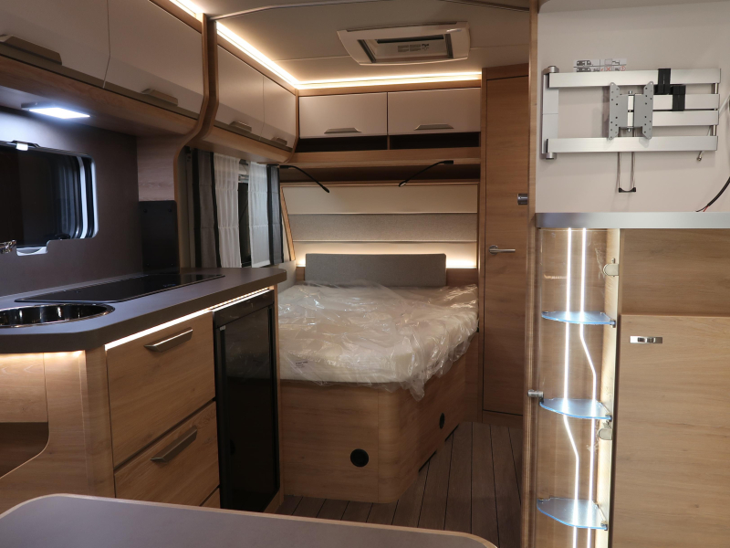 Knaus Sudwind Black Selection 450 FU FRANS BED / RONDZIT  foto: 2