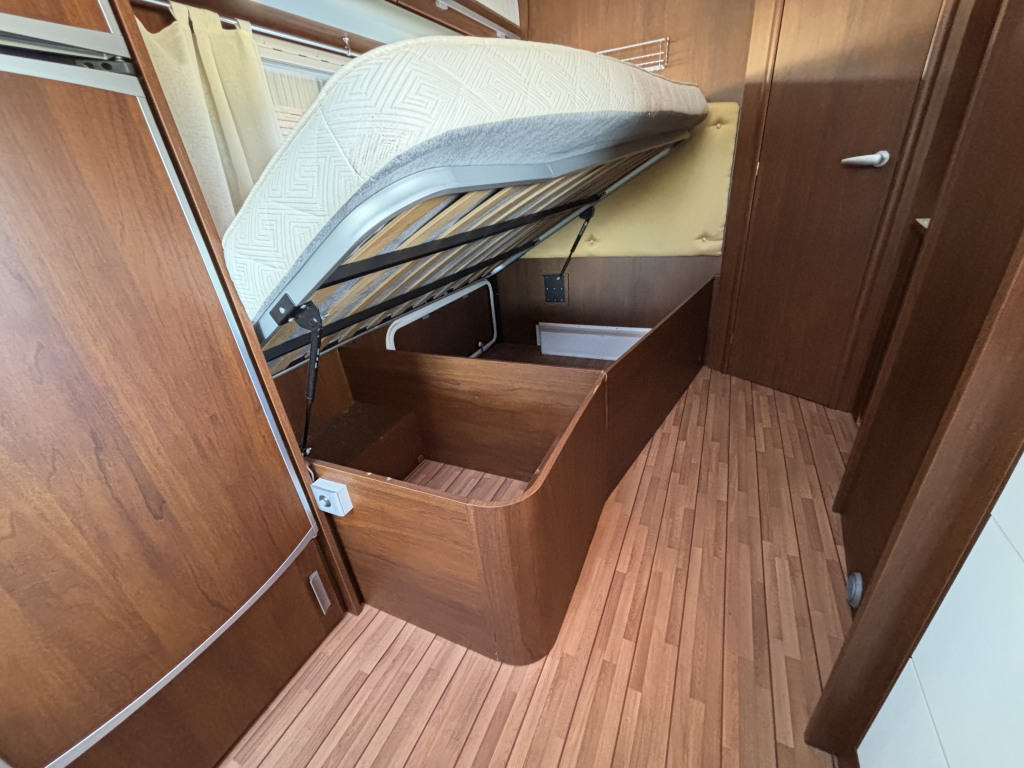 ELNAGH Prince 590L - 2011 - Luxe halfintegraal - 86.000km  Prince 590L foto: 14