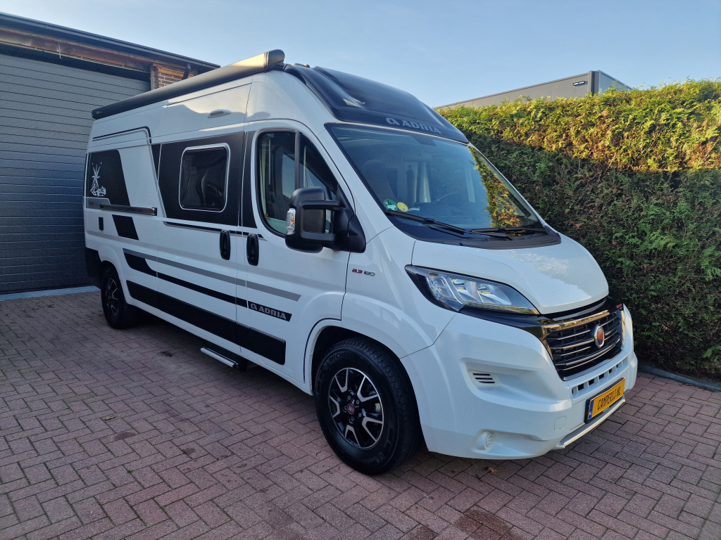 Adria 600 SPB Supreme 9 traps automaat luifel trekhaak bearlock zonnepaneel