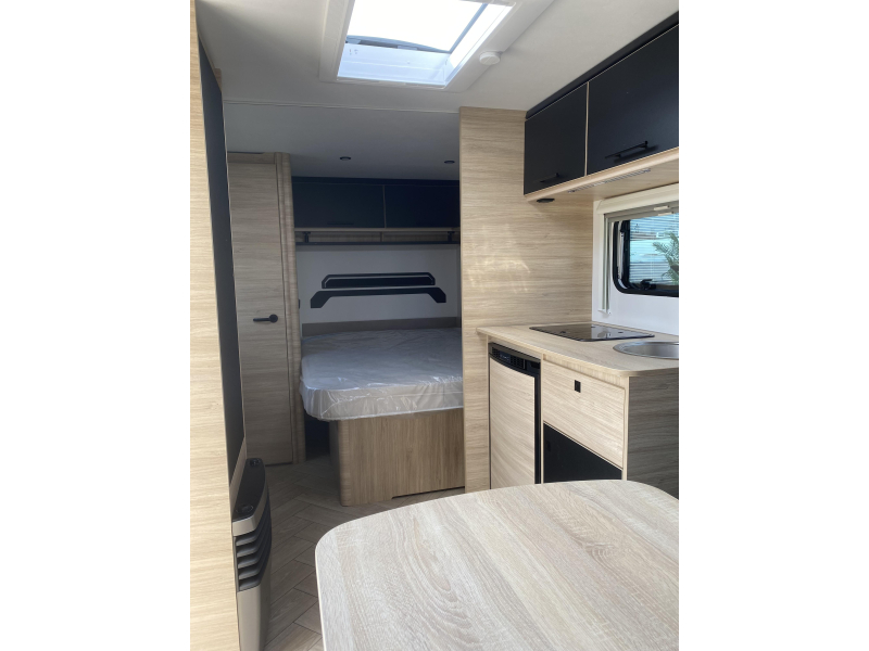 Caravelair Sport Line 455 Anniversary Line Ruime rondzit voorin  foto: 9