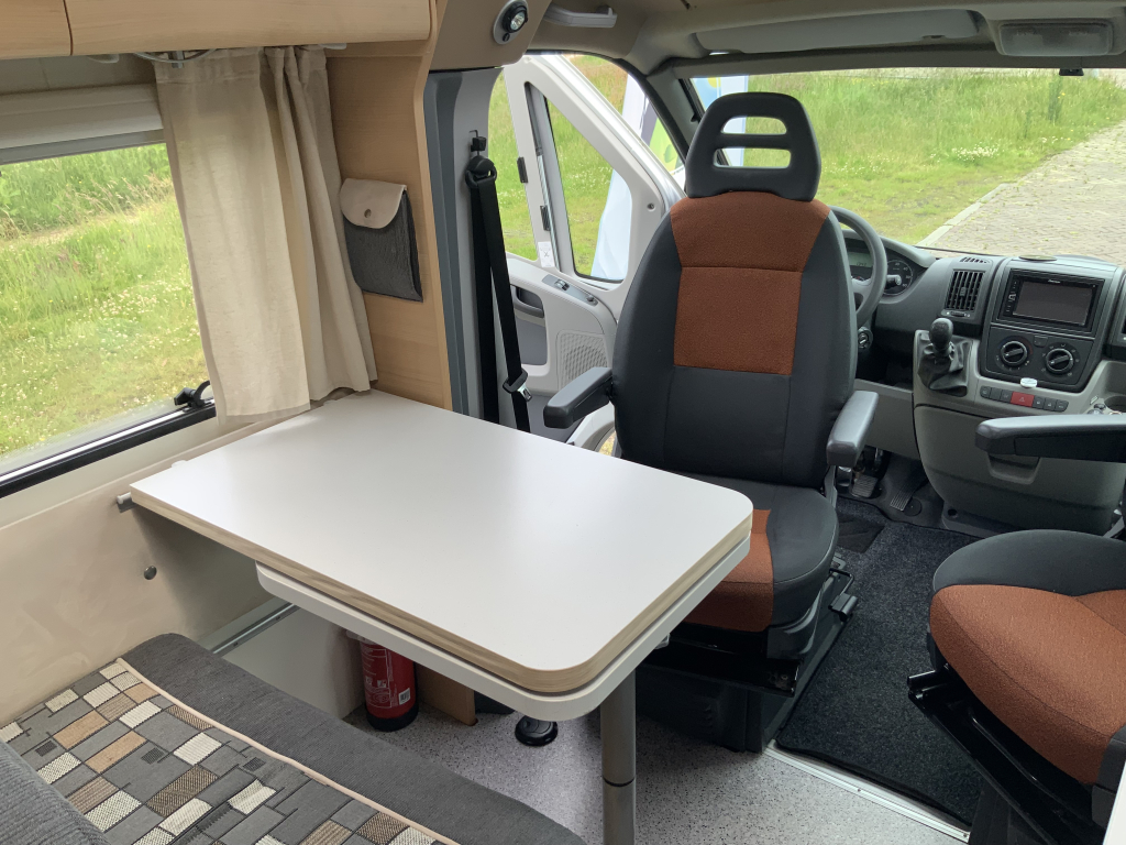 Knaus Van Ti 600 ME – Compleet 3 liter 160 PK Half-integraal, vastbed, halve- treinzit, draaistoelen Camper centrum on the road foto: 17
