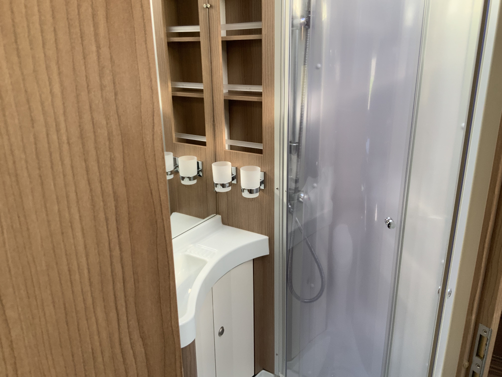 Carthago Malibu I 460 AUTOM&Aacute;TICO 150 CV Integral, Camas longitudinales y Cama abatible, Garaje, Aire acondicionado de motor, Aire acondicionado de techo, Sistema de nivelaci&oacute;n, Centro de autocaravanas en la carretera Marum foto: 21