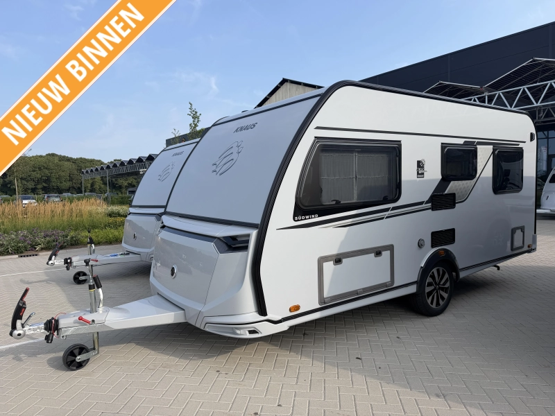 Knaus Sudwind Black Selection 450 FU rondzit / fransbed