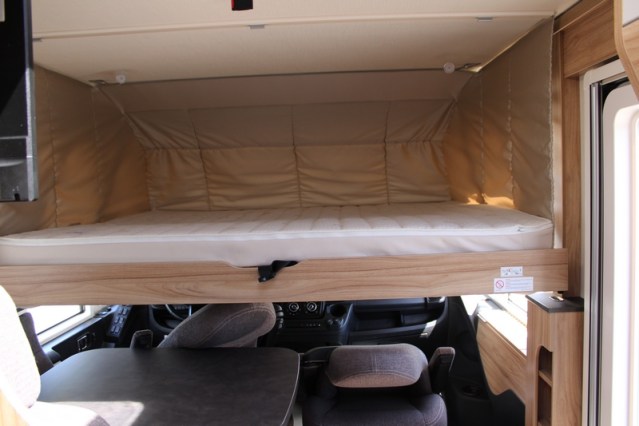 Compacto Hymer Exsis i 474 Fiat 160 cv estrecho ligero camas individuales y cama abatible (55 foto: 58