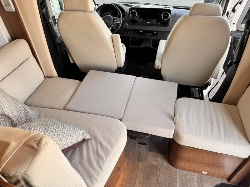 Hymer B-MC T 680 single beds pull-down bed photo: 11