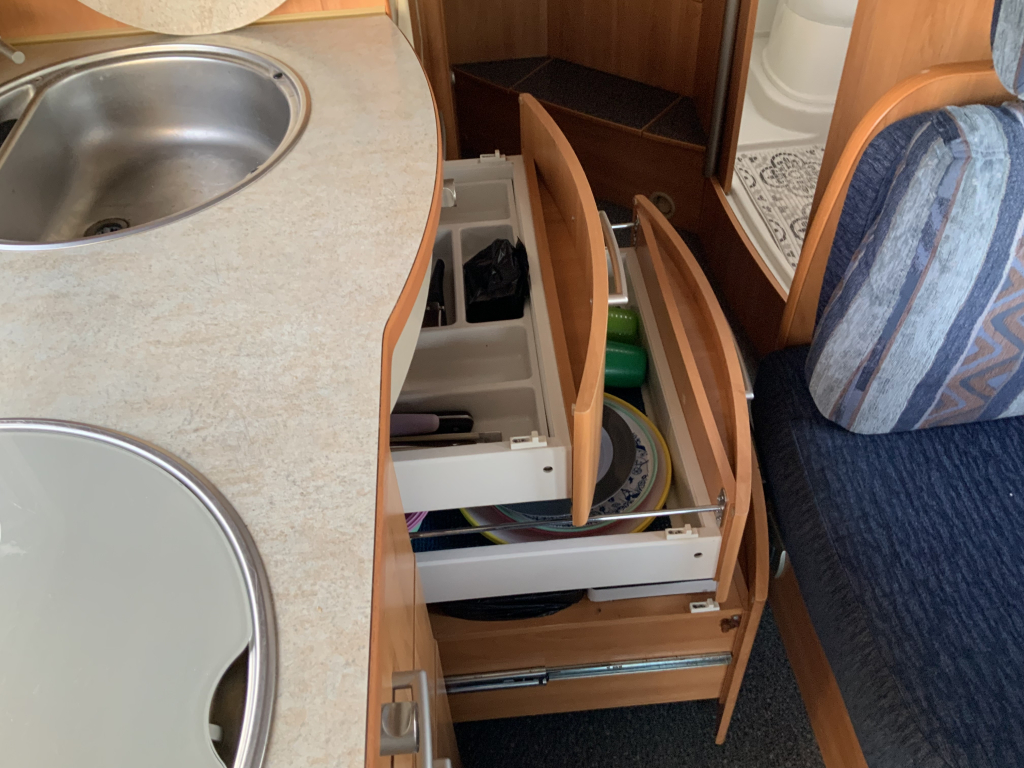 Hymer B 614 2.8 JTD 146 PK Integraal, Dwars – bed & Hef-bed, Garage etc., Bj. 2005 Camper centrum on the road foto: 10