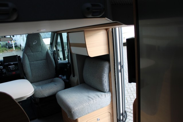 Dethleffs 7052 DBM Just 90 Queenbed + hefbed riante garage (94  foto: 53