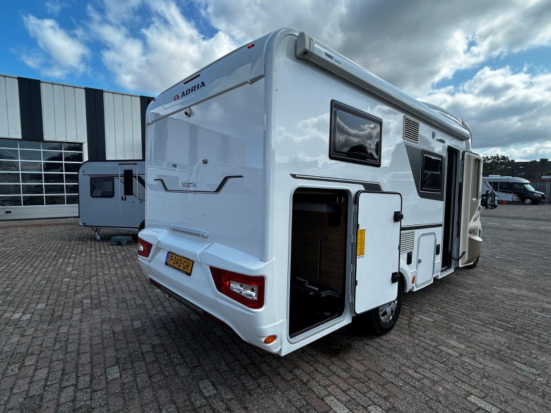 Adria Matrix Axess 600 SL Camas longitudinales - Cama abatible foto: 3