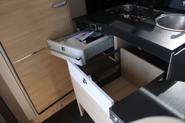 Challenger Graphite Vip Edition T 328 idem Chausson 788 AUTOM&Aacute;TICO Fiat 140 cv equipado con cama Queen y cama abatible 4 pers. (76 foto: 28