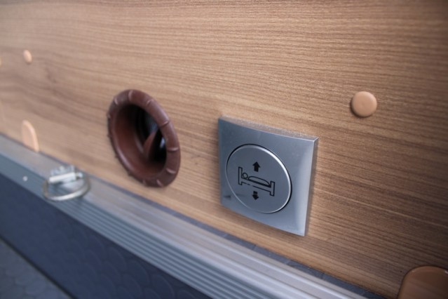 Adria Coral S 670 SC met elektrisch in hoogte verstelbaar Queensbed slechts 40801 km (65  foto: 10