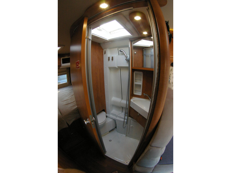 Carthago Malibu 600 DB Automaat, Dwarsbed.  foto: 12
