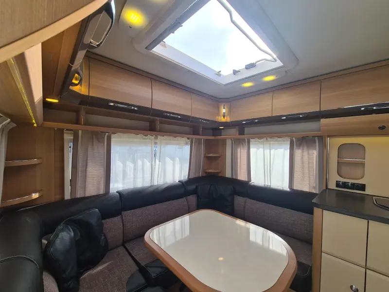 LMC Passion 440 D Voortent en mover  foto: 7