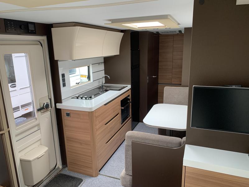 Adria Alpina 663 PT Zeer compleet!!  foto: 4
