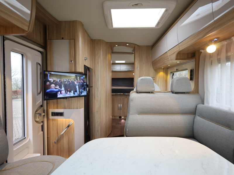 Hymer T 698 CL Queen bed photo: 2