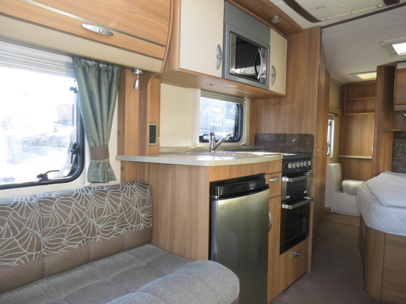 Swift Challenger 570 Sat&eacute;lite, toldo y aire acondicionado foto: 11