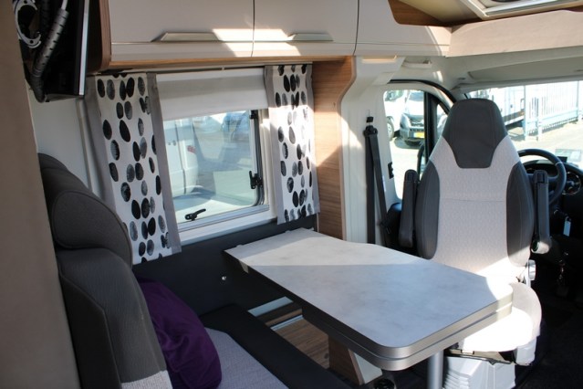 Young Knaus VanSation 650 Peugeot 2.2 l/ 165 hp with only 7,873 km single beds (45 photo: 24