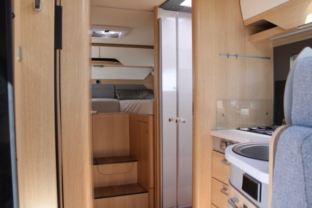 Hymer B MC I 680 equipado con potente Mercedes 9 G Tronic 170 CV AUTOM&Aacute;TICO camas individuales + cama abatible (56 foto: 44