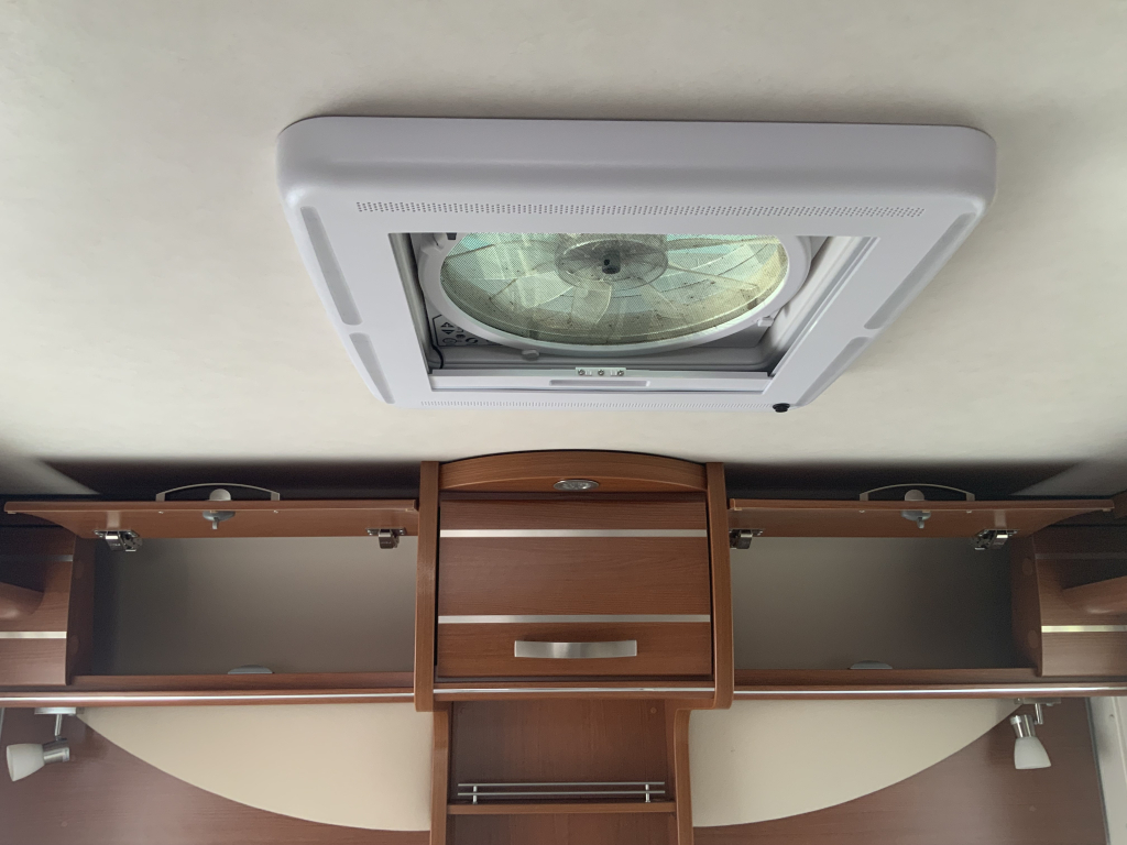 Hymer Exsis-I 674 EX 2.3 MultiJet 160 PK,Integraal,Motor-airco, 2 Lengte-bedden, Hef-bed, Garage, Trekhaak, etc, etc. Camper centrum on the road  foto: 30