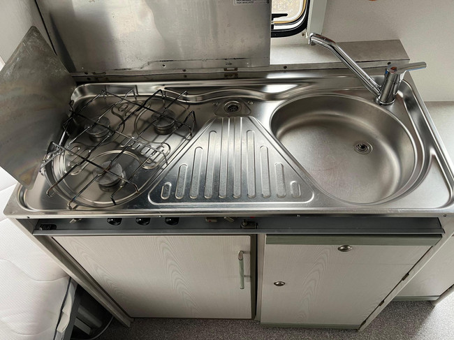 Knaus Sport 2404 | Auvent | Mover semi-automatique | Lit fixe | Dinette (coin salon rond) | Chauffage | Toilette &agrave; cassette | Galerie de toit/&eacute;chelle photo: 12