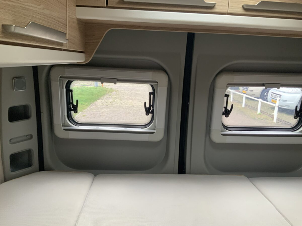 Knaus Boxstar Buscamper AUTOMAAT Dwars-bed, Motor-airco, Draaistoelen, Fietsendrager Busbiker, Bj.2017 Camper centrum on the road Marum foto: 9