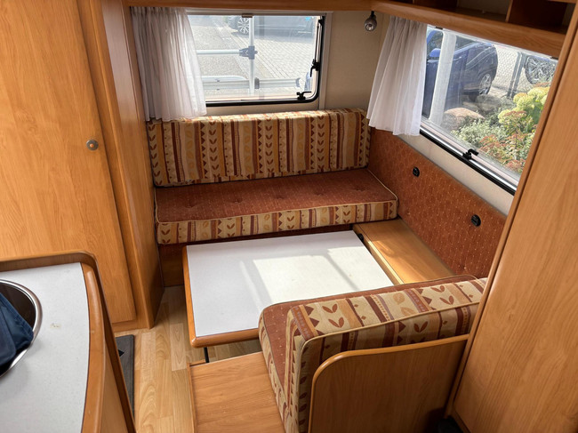 Hobby 30 | Voortent | Luifel | Fietsendrager Achter | 3-Pits gasfornuis | Dakluik foto: 18