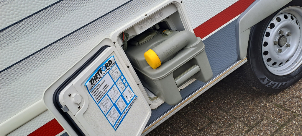 HOME-CAR 496H Caravan, Met voortent en luifel! foto: 18