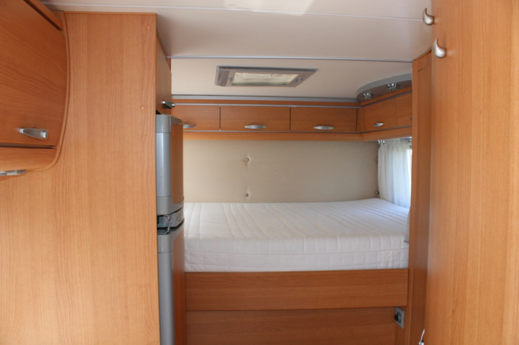 Knaus Sun Ti 700 Meg, Cama transversal, Garaje, Asientos delanteros giratorios, Media dinette, banco de asientos. A&ntilde;o 2008 Marum (Groningen) foto: 7