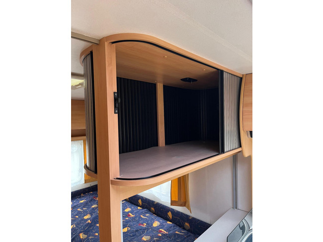 HOME-CAR Racer 45 Spirit | Franz&ouml;sisches Bett | Dinette | Fahrradtr&auml;ger vorne | Heizung | K&uuml;hlschrank | Toilette und Waschbecken Foto: 14