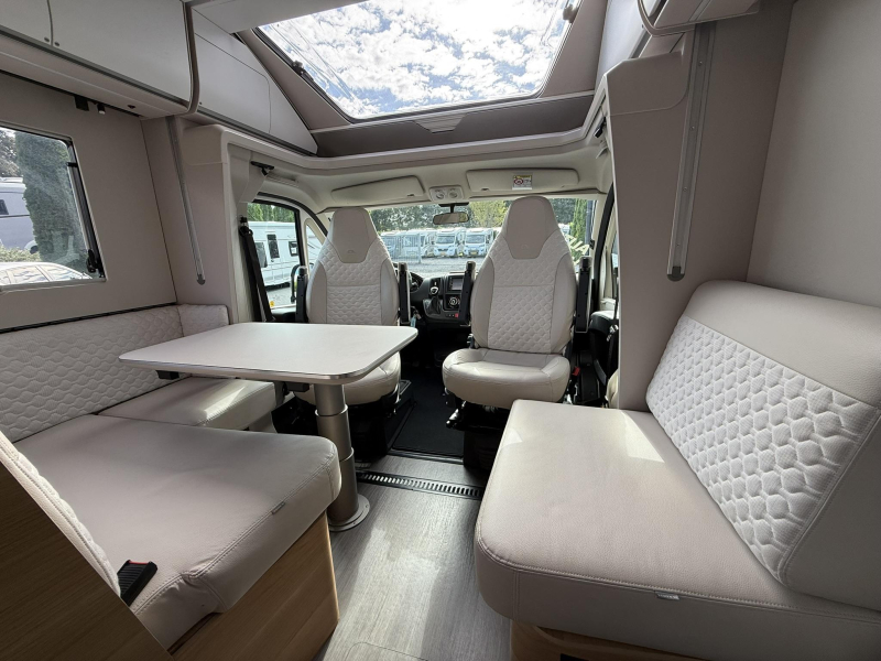 Adria Matrix Plus 670 SC Queensbed - AUTOMAAT  foto: 1
