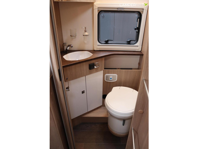 Laika caravans s.p.a. KOSMO 509L 160pk Automaat | Lengtebedden | Gescheiden douche | LPG installatie | Zonnepanelen | Bearlock | Luife foto: 19