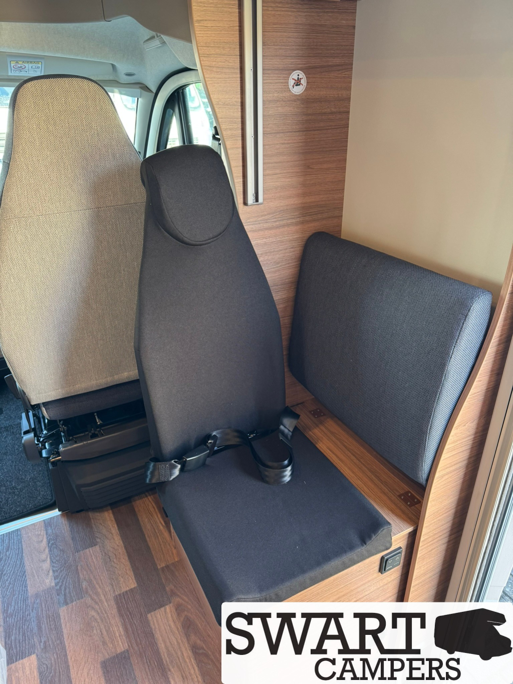 Weinsberg CaraSuite 700 ME, 180 pk Automaat 5 gordelplaatsen Hefbed Enkele bedden foto: 12