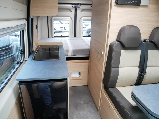 RoadCar (Pössl Groep) R540, Compacte 5.40 Meter Buscamper foto: 11
