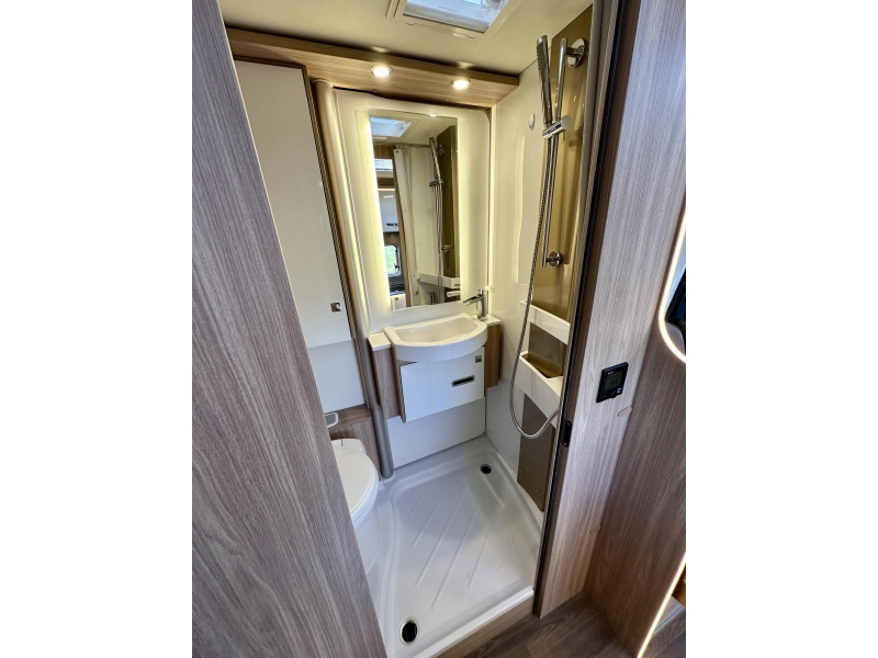 Bürstner Lyseo M Harmony Line 690 G | Mercedes | automaat  foto: 18