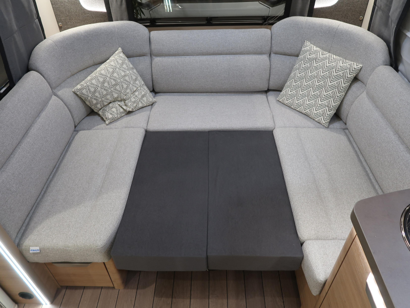Knaus Sudwind Black Selection 500 FU RUNDSITZGRUPPE FRANZ&Ouml;SISCHES BETT Foto: 8