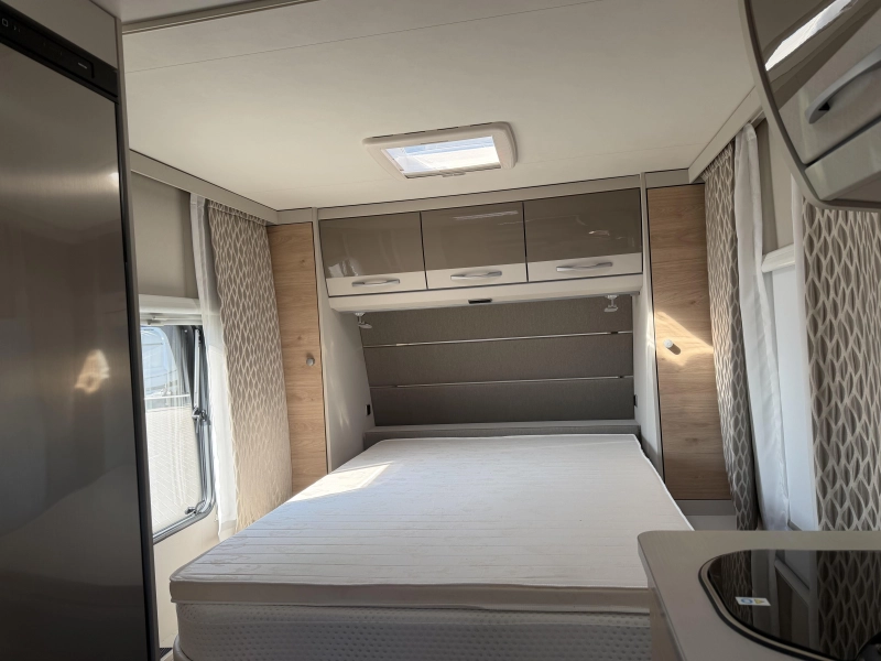 Dethleffs Nomad 530 DR queensbed / voortent  foto: 5