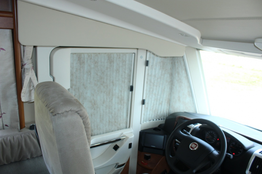 Carthago 4.2  Integraal 2.3 M-jet 148 PK, Alko chassis light, Motor-airco, Hefbed & dwarsbed, Garage, Draaistoelen voor, L zit, zij-zit, etc. Marum (Groningen) foto: 22