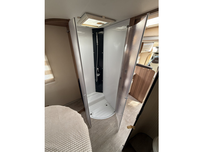 Chausson Flash 718 EB cama queen+cama abatible portabicicletas panel solar antena parab&oacute;lica el&eacute;ctrica TV puerta mosquitera remis plisado foto: 18