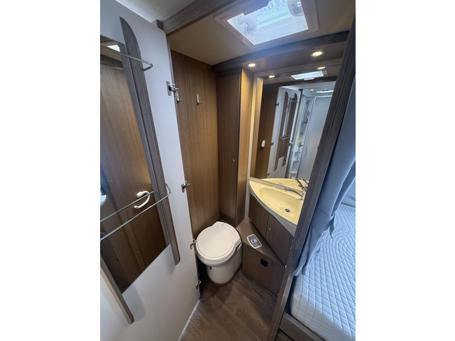 Hymer carado T 447 autom&aacute;tico camas individuales toldo aire acondicionado de techo panel solar antena parab&oacute;lica el&eacute;ctrica TV c&aacute;mara portabicicletas garaje grande nevera XXL foto: 18