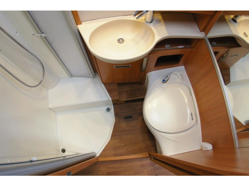 Hymer Exis-i 588 Automaat, Enkele bedden.  foto: 14