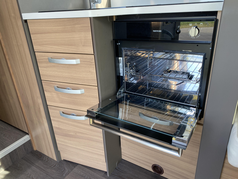 Adria Matrix Plus 670 DL ENKELE BEDDEN+HEFBED  foto: 17