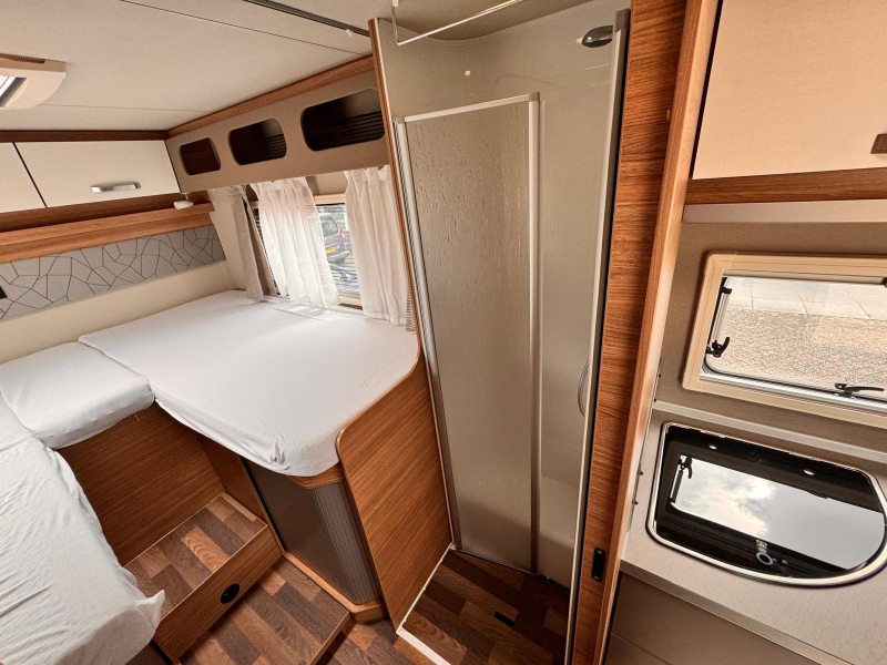 Weinsberg CaraSuite 700 ME EH478 ensuite badkamer  foto: 15