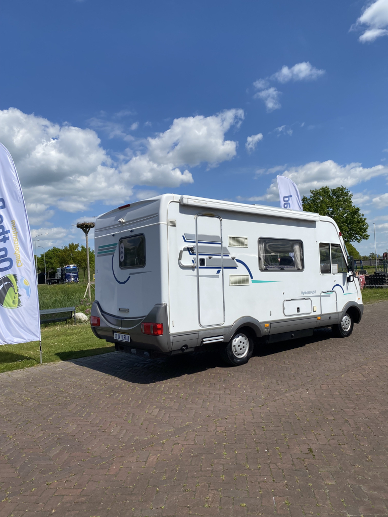 Hymer B 584 2.8 JTD 128 Pk Integraal, Hef-bed voor, Lange-bank, 3 Draaistoelen, Eindkeuken etc. Bj. 2002. B 584 Marum foto: 4
