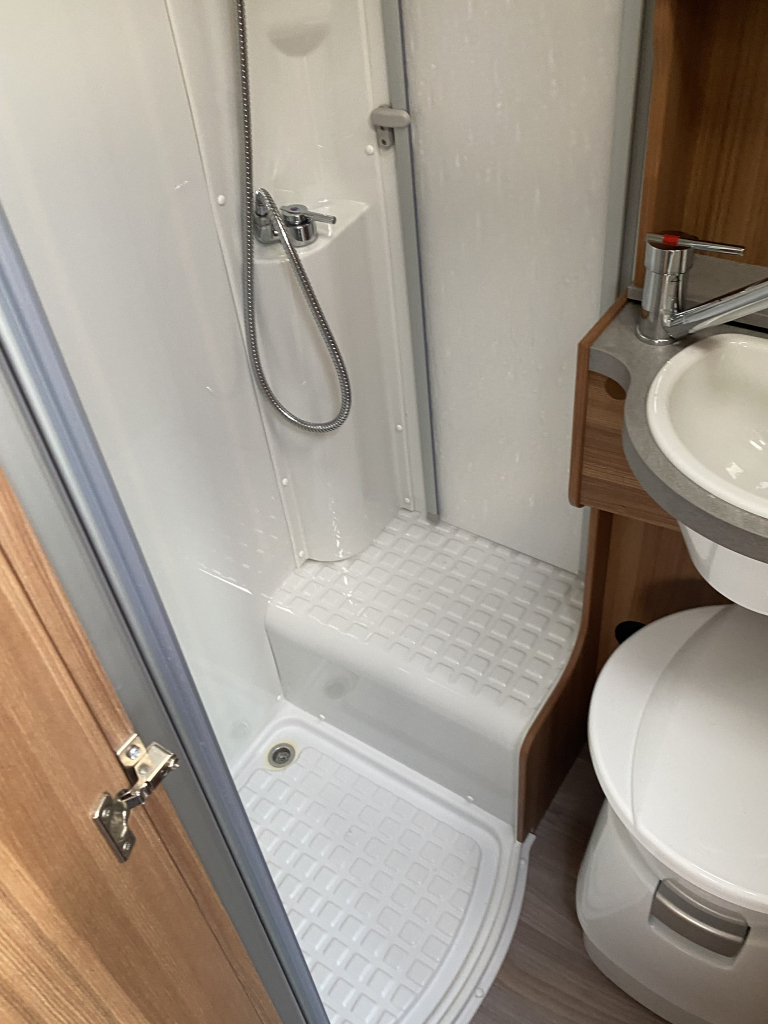 Weinsberg Pepper 600 Peugeot 163 PK, Half-integraal, 2 Lengte-bedden, Garage, Aut. schotel / LCD Camper Centrum On the Road aan de Noorderringweg 4 in Marum. foto: 33