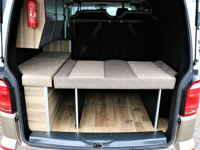 Volkswagen Transporter 2.0 tdi 150pk Aut. 4 Slaapplaatsen, Cruise, airco, Nieuw interieur, draaibare passagiersstoel, trekhaak, two tone, hor, bom vol!!! foto: 8
