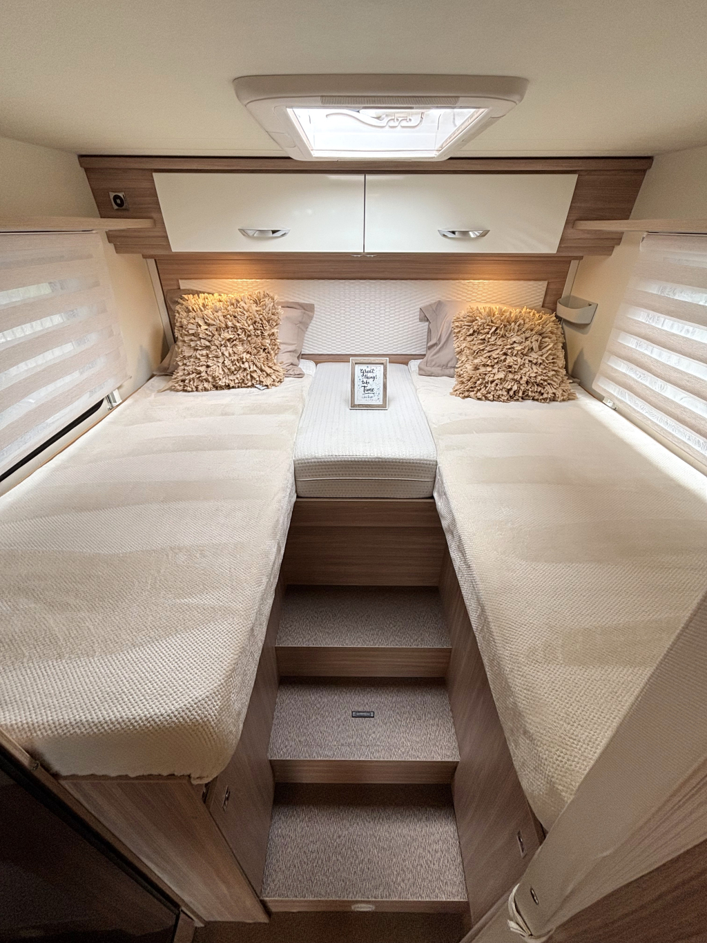 Bürstner Lyseo Limited 690 G 9-TR AUT ENKELE BEDDEN + HEFBED foto: 2