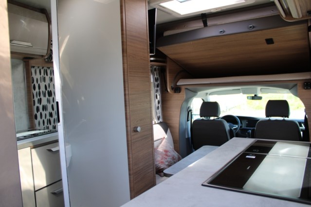 Zeer compacte Knaus Tourer VAN 500 LT Bulli AUTOMAAT voorzien van Face to Face salon (82  foto: 20